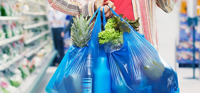 装满食品的购物袋