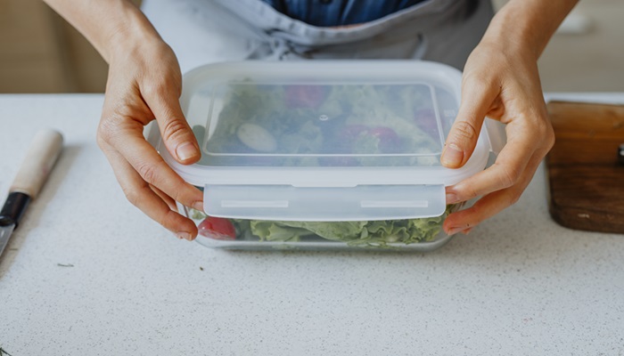 Picture of the lid of food container showcasing flexibility feature for Vistamaxx